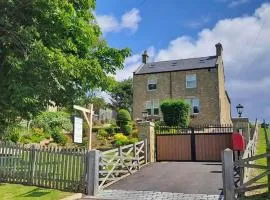 House Sleeps 12 with Parking and Garden
