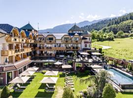 Tevini Dolomites Charming Hotel, hotel di Commezzadura