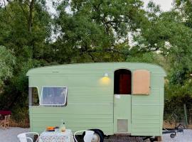 Olívia, Caravana Vintage, Castelo de Vide โรงแรมในกัสเตโลเจวีด