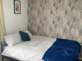 Spacious 3-BDR Contractors & Family Friendly House in Harlow, Essex