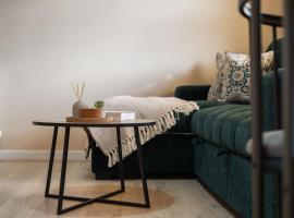 BRAND NEW - Deluxe 2 Bed Apartment - Hillsborough with FREE Parking - Hosted by StayHostSave, hotel a Walkly