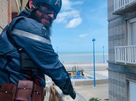 Appartement à Saint Valery en Caux - 150m plage - parking privé、サン・バレリ・アン・コーのホテル