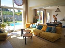 maison de vacances avec piscine et salle de sport, hotel en Guidel