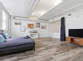 Spacious 2BR Downtown Indy Skywalk, Free Garage Parking, Convention Center, Stadium