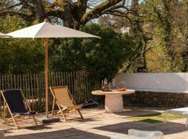 Retraite Provençale Avec Piscine Privée À Bras, hotel v destinaci Bras