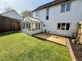 Tree Tops Cottage Holiday Home, hotel i Hawkhurst