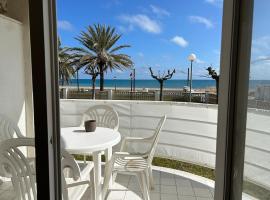 Right on the beach, hotell i Cubelles