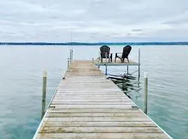 Peaceful Lakeview Cottage lake access & fire pit