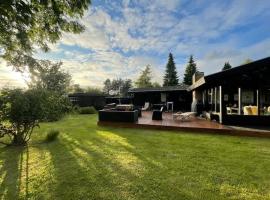 Amazing Family Vacation Home w Hot Tub، فندق في Marielyst