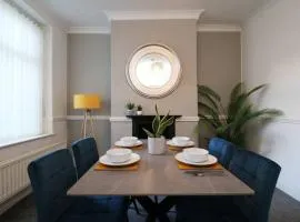 2 Bedroom Characterful House - Free Street Parking