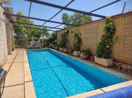 נופש בפינה، فندق في روش بينا