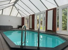 Broadway Pool House with Sauna & Jacuzzi