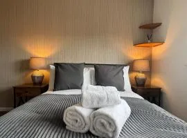 Bright 2BR House with Garden & Parking Sleeps 5