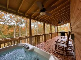 Hikers Hideaway Cabin, Hot Tub, Fireplace, Nature, Pets, hotel v mestu Murphy