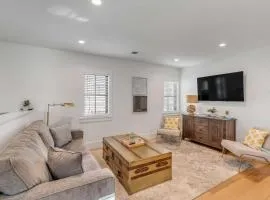 Spacious 2bd with Living Room Kitchen Parking