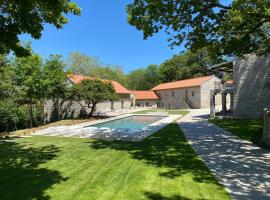 Fonte de Cima - Casa de Campo Moderna com Piscina, hotel di Celorico de Basto