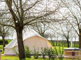 Hoeve de Binnenplaets - Glamping tent met HOTTUB, hótel í Schimmert
