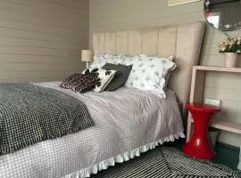 The Dairy stylish chalet for 2 opp the beach 1 minute walk