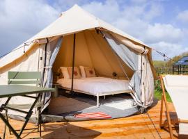 Hoeve de Binnenplaets - Comfort glamping tent, hótel í Schimmert