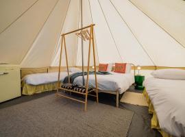 Hoeve de Binnenplaets - Cozy four glamping tent, hótel í Schimmert