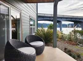 Riverfront Views, Walk to Old Town, Dog Friendly! The Tide That Binds