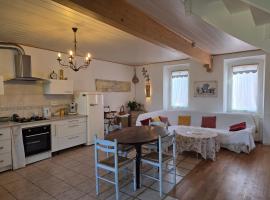 Maison COLETTE โรงแรมในVillardonnel