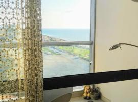 Luxury Apt on Beach with Great Views, מלון בגלילות