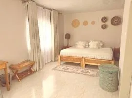Ndeke Apartments Guesthouse in Meanwood Ndeke, Lusaka near KKIA - Fast wifi, solar backup