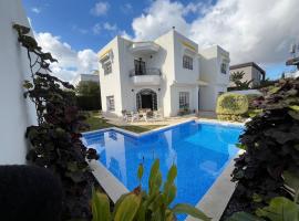 Charming 600sqm villa with a large garden pool โรงแรมในLa Soukra