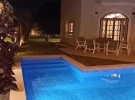 Charming 600sqm villa with a large garden pool, Hotel in La Soukra