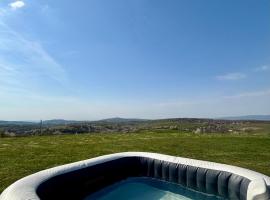 Panoramic Mountaintop - Private Jacuzzi Jun-Sep and Views Apuseni Mountains、バドゥ・クリシュルイのホテル