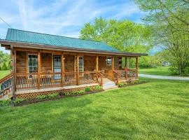 Hoots Hideaway - Porch - Fire Pit - Prime Location - Family Friendly