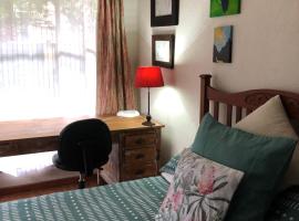 Knowles Nook Self-catering, hotel sa Klerksdorp