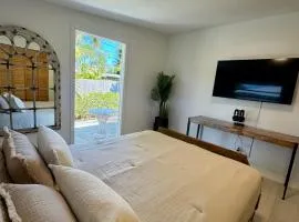 Private Guest Suite - 5 Min to Naples Downtown & Beach
