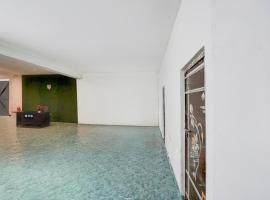 SPOT ON by OYO Romance Hotel And Restaurant, hotel en Bhadohī