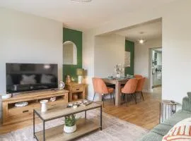 Perfect Booking 4 Bed Home with Garden Dining