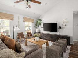 Cozy Cottage near Lake Travis with Pool and Pickleball, ξενοδοχείο σε Spicewood