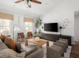 Cozy Cottage near Lake Travis with Pool and Pickleball