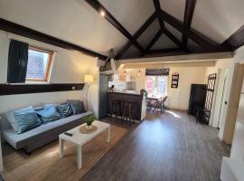 Attic apartment in historic canal house in city center Gouda, hotel v destinácii Gouda