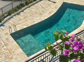 Poolside apartments in Kavac, hotel a Kavač
