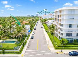 Designer condo w oceanfront & walk to Worth Ave โรงแรมในปาล์มบีช