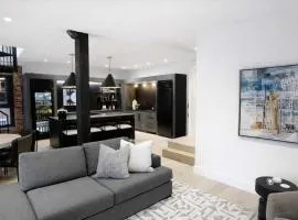 PrivateRooftopPatio-HotTub-FirePit-WetBar-Downtown