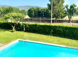 CaL QuEROL Llivia 3, piscina al centre, vistes a la muntanya, hotel a Llívia