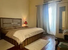 Room King bed with shared bathroom Amazing view Downtown