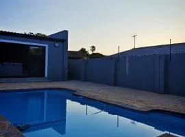 Stylish Studio Room with Shared Pool Near Table View Beach
