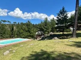 Cabaña de montaña con pileta en hermoso predio