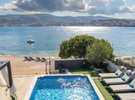 De luxe Villa Palace Al Nera 2 swimming pools at sea, hotel en Trogir