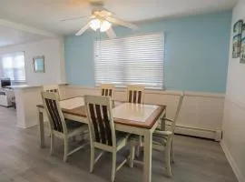 3BR Condo with a Covered Porch & Grill Few Blocks to the Beach, Bay and Dining