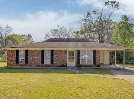 Conveniently located, King bed, Fully furnished kitchen, Onsite laundry, Fenced backyard