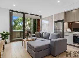 KozyGuru | Roseville | Modern Leafy Retreat